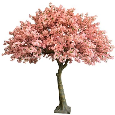 Grandes árvores com flores artificiais